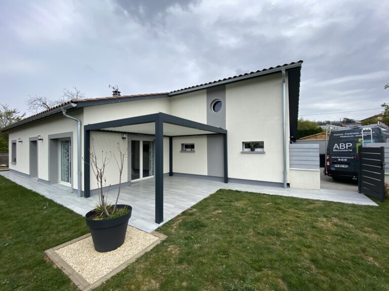 Pergola, porte et fenêtre posées par ABP menuisries à Villefranche sur Saône