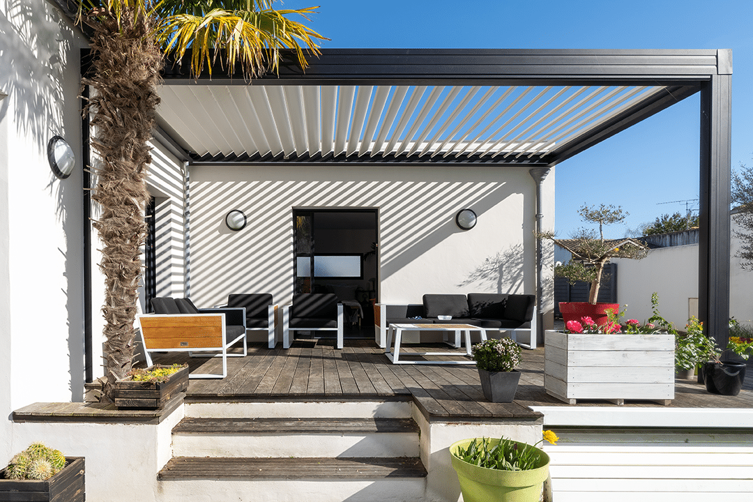 Pergola bioclimatique anthracite et blanche