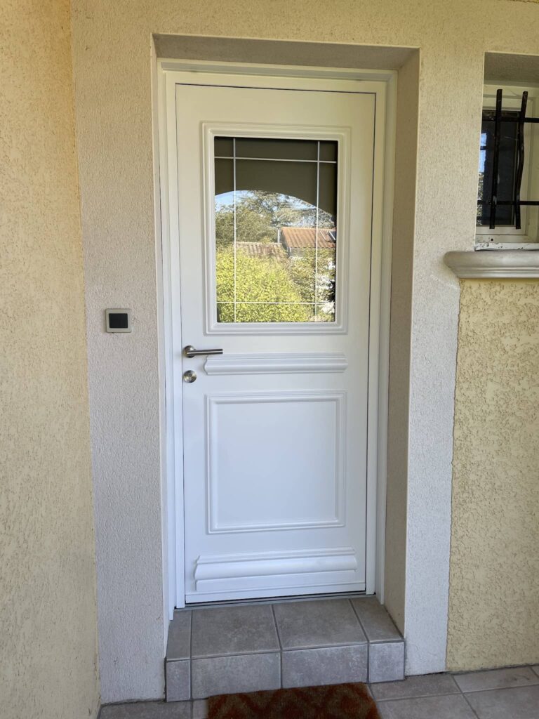 Nouvelle porte d'entrée au design plus moderne et vitrage plus grand ABP Menuiserie