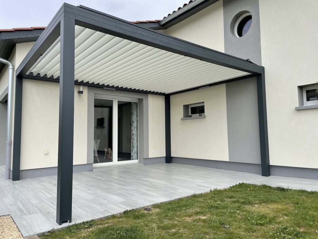 pergola bioclimatique autoportée installée à Châtillon-sur-Chalaronne