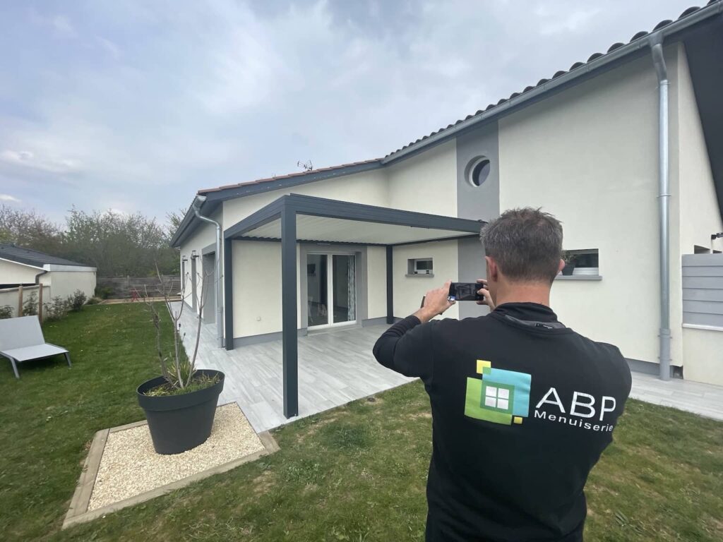 pergola bioclimatique installée à Châtillon-sur-Chalaronne