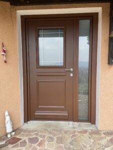 porte couleur marron extérieur, blanc à l'intérieur