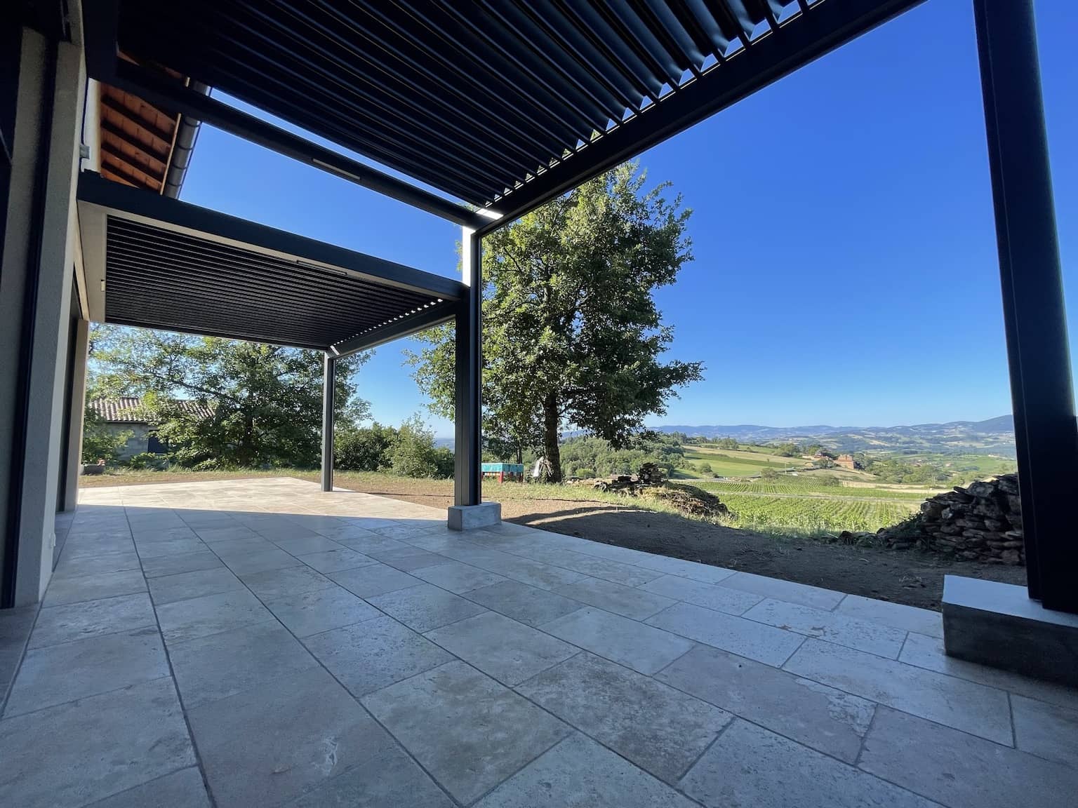 vue de la terrasse sur le beaujolais