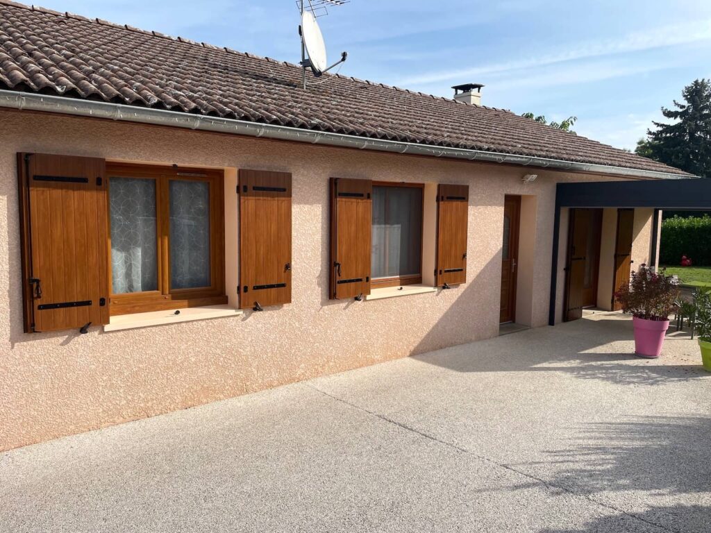 vue extérieure de la maison avec ses nouveaux volets de porte-fenêtre et de fenêtres en alu