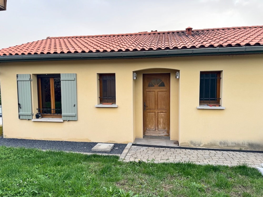 Maison Saint André de Corcy avec une vielle porte d'entrée en bois