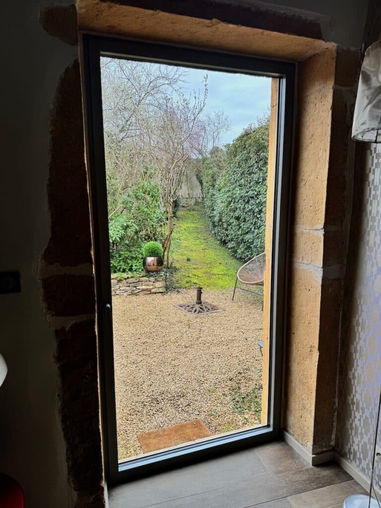 Nouvelle porte fenêtre avec un grand vitrage sur le jardin Saint André de Corcy