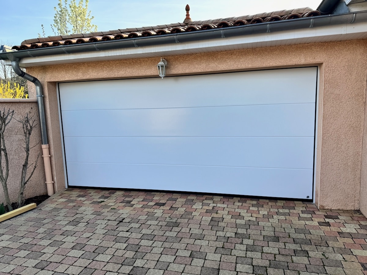 Porte de garage installée par ABP Menuiserie