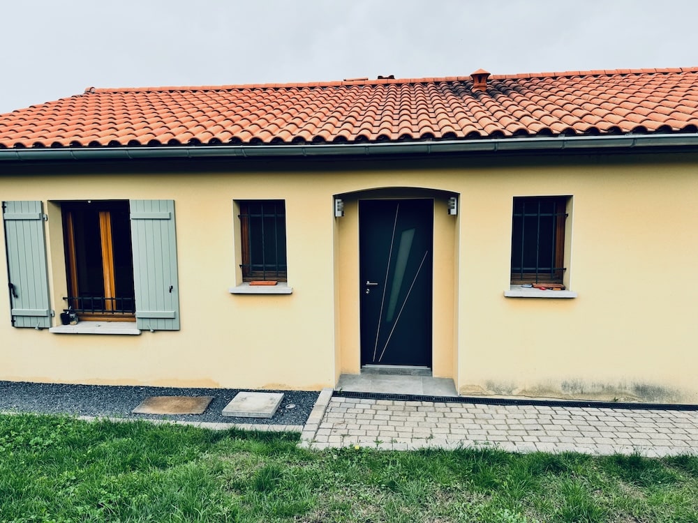 Vue de la maison avec sa jolie porte d'entrée neuve