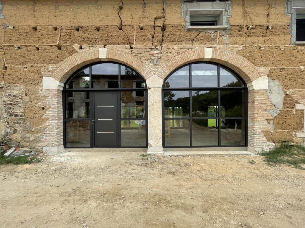 les deux arches en pierre avec leurs menuiseries