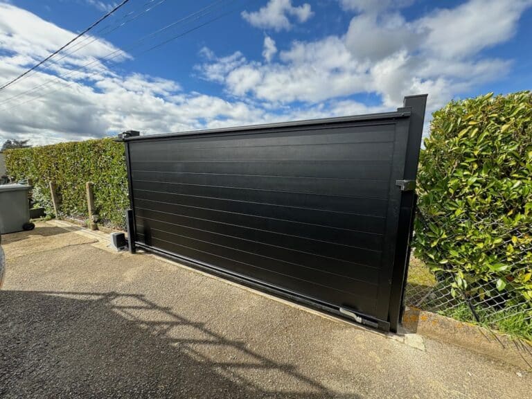 Nouveau portail noir en aluminium vue intérieure et motorisation
