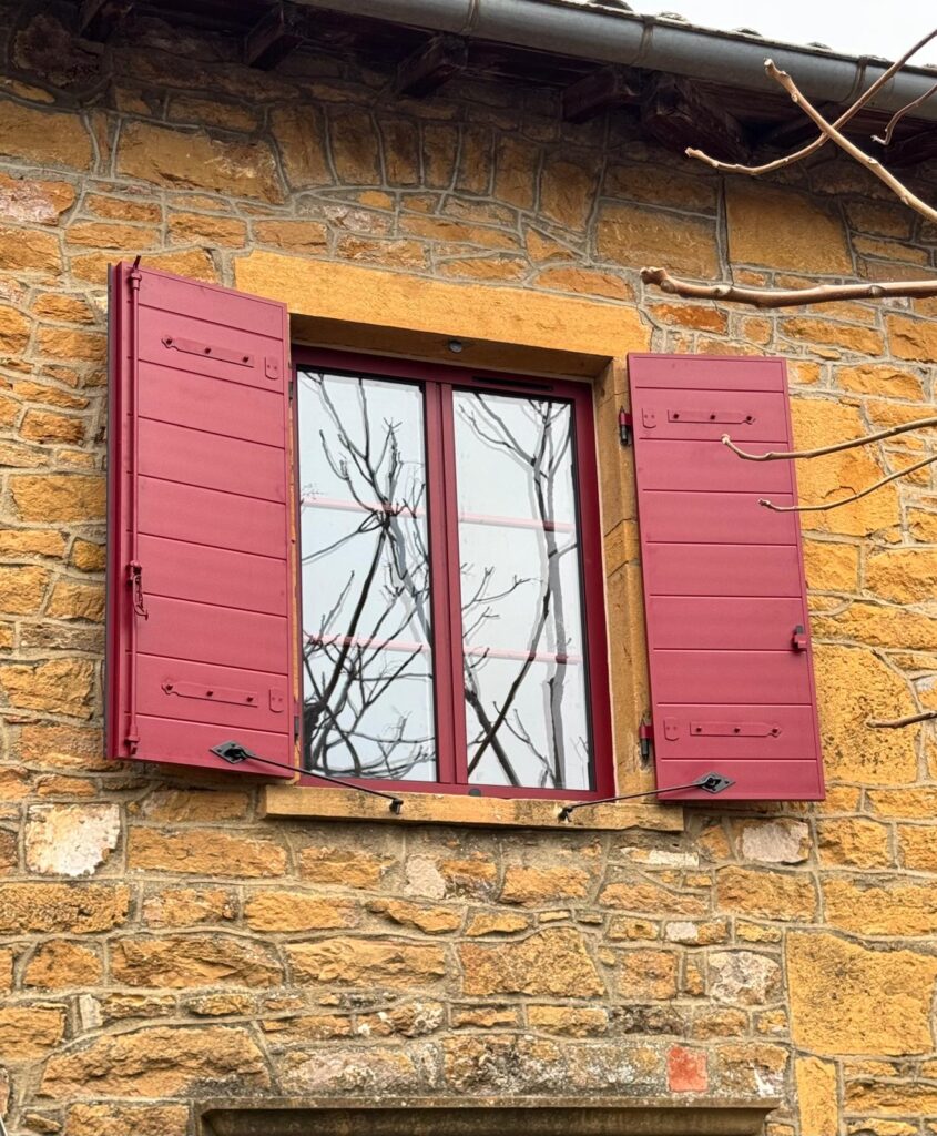 Fenêtre et volet neufs en aluminiums de style beaujolais