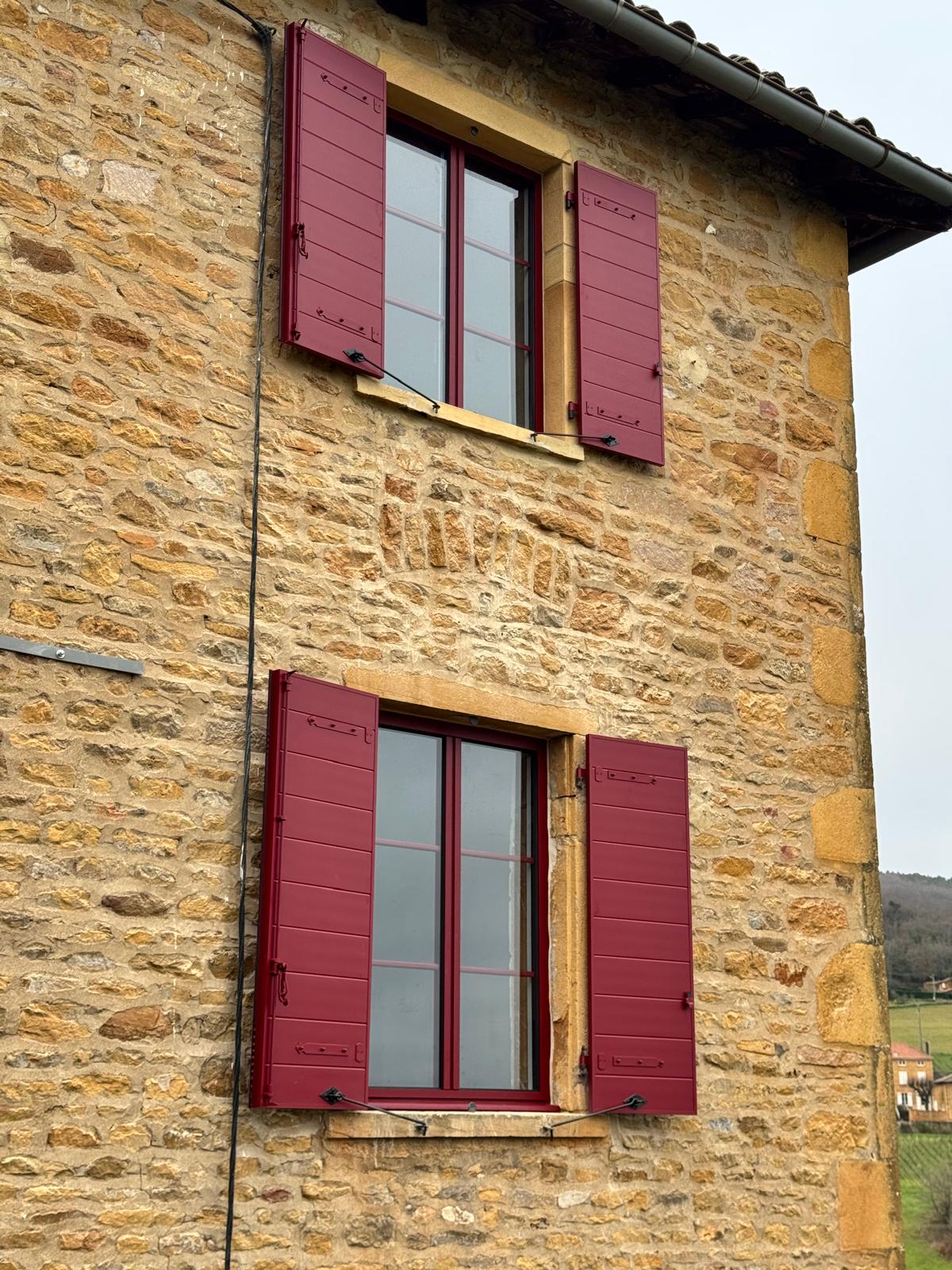 Fenêtre et volet neufs en aluminiums de style beaujolais sur maison en pierre dorée