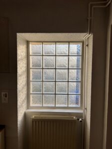 Ancienne fenêtre en carreaux de verre