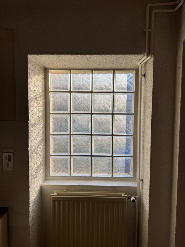Ancienne fenêtre en carreaux de verre