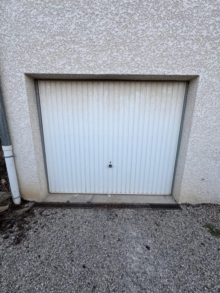 Ancienne porte basculante vue extérieure