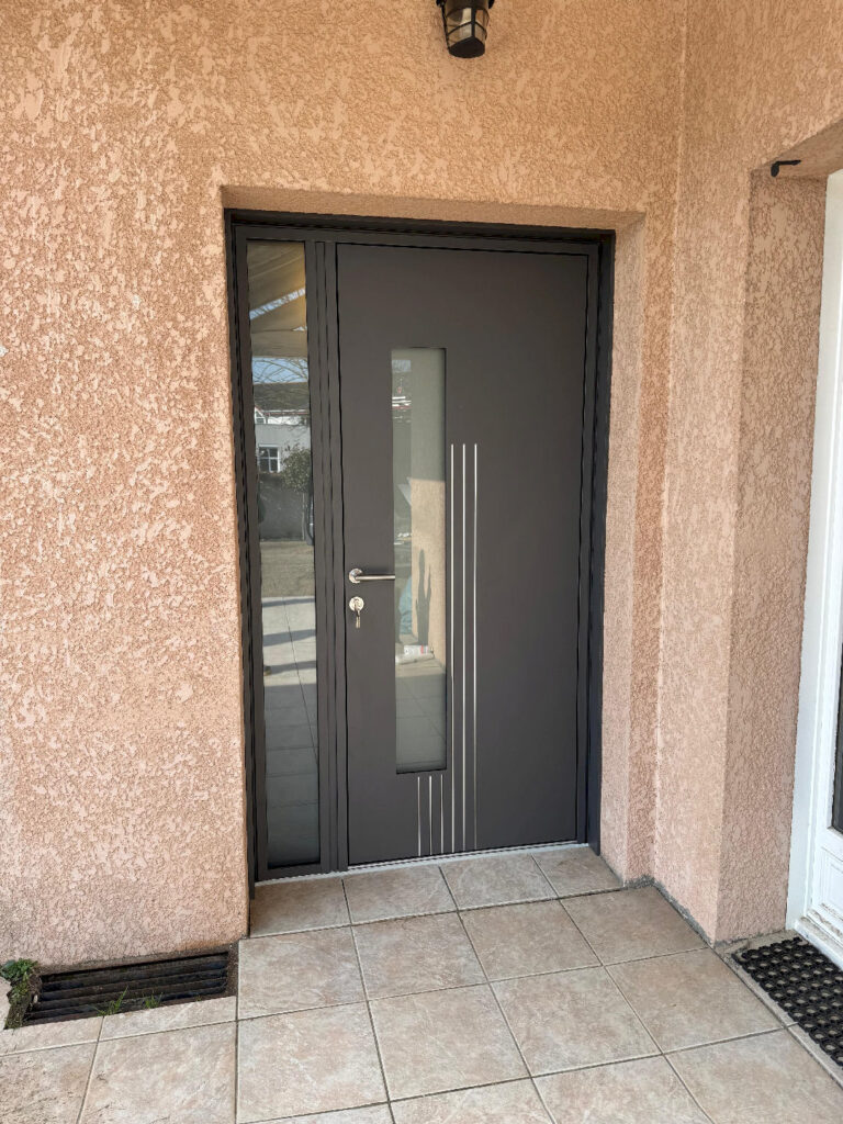Nouvelle porte d'entrée avec deux surfaces vitrées vue extérieure anthracite à Saint-André-de-Corcy