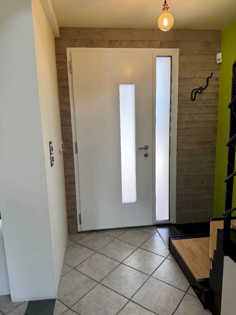 Vue intérieure de la nouvelle porte blanche